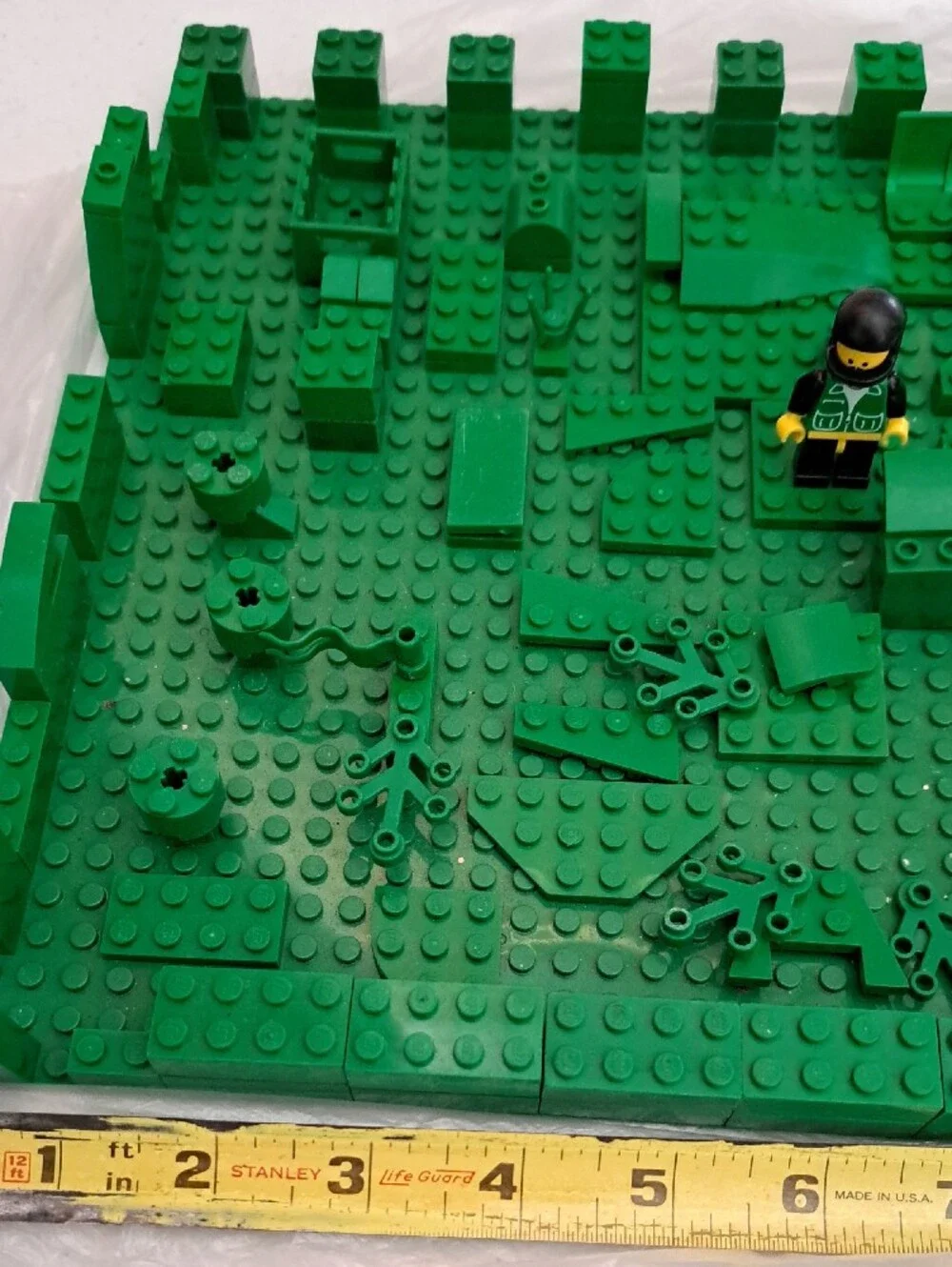 Green Building Base with Minifigures Lego Toy